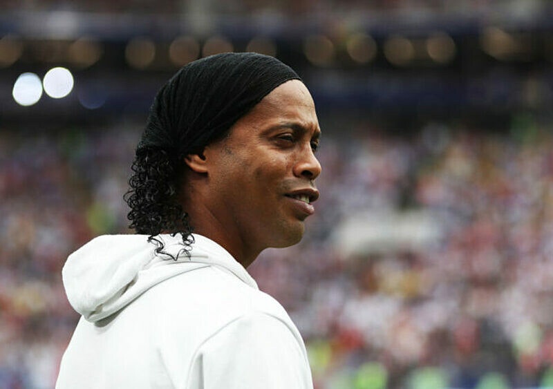Ronaldinho kończy 40 lat. Dziewczyny, samochody i piękne gole. Kolorowy ptak ma co wspominać w więzieniu