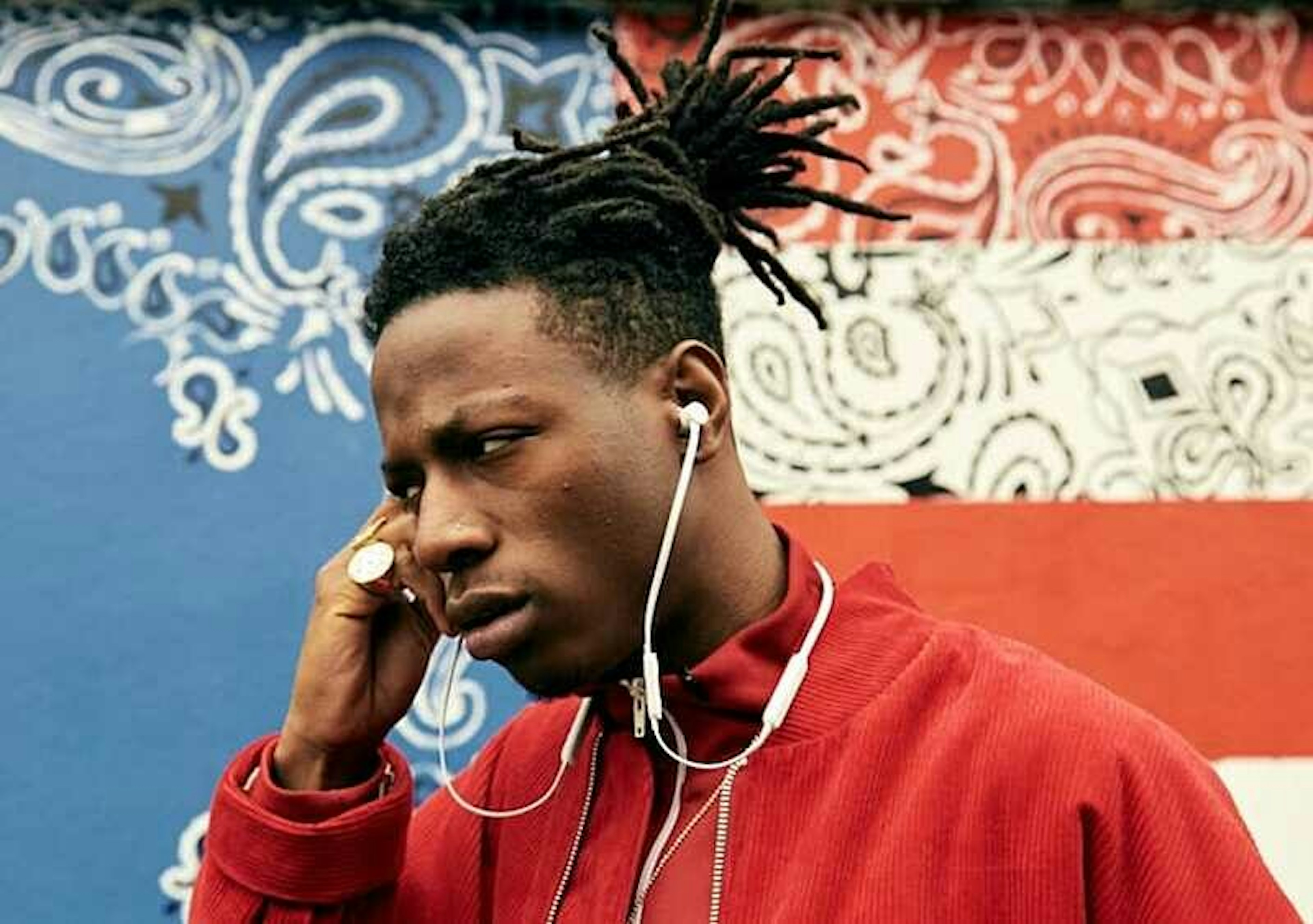 Pijany Joey Bada$$ zwierza się fanom i opowiada o byciu inspiracją dla Kanye'ego