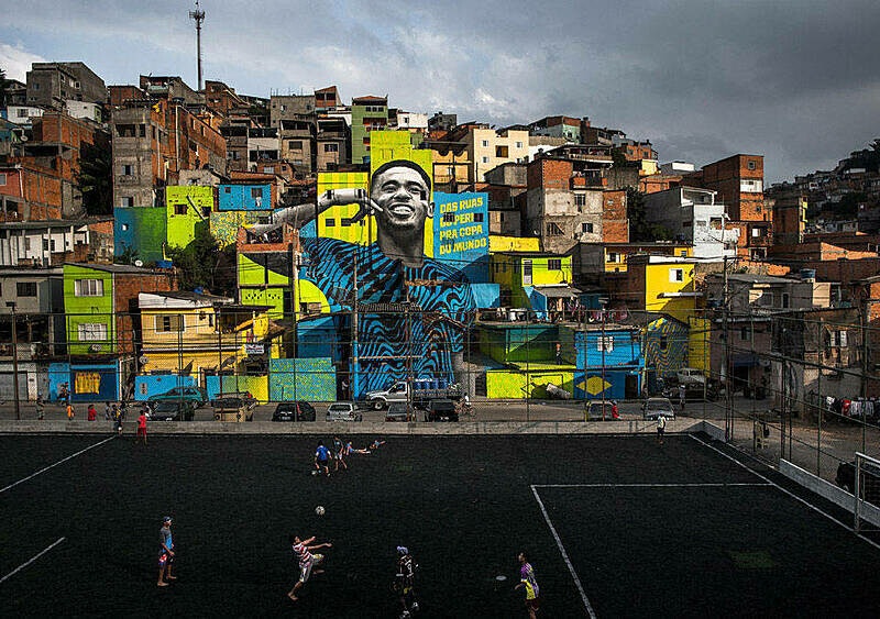Piłkarskie murale rozświetlają szare ulice metropolii. Piękna wycieczka od Kairu do Ursynowa