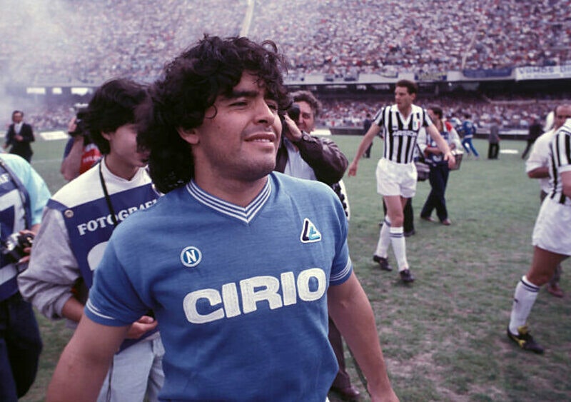 Diego Maradona na sześćdziesiąt lat. Pamiętacie jak strzelał z wiatrówki w Newell's Old Boys?