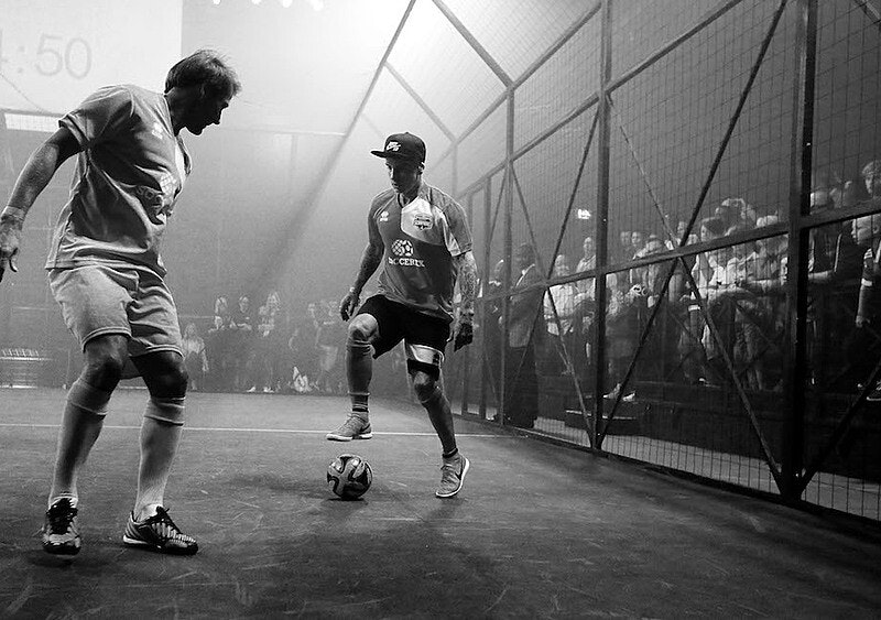 Anarchiści z placów Amsterdamu. Legenda piłki ulicznej opowiada nam o przyjaźni z Ronaldinho i więzieniach z Gullitem