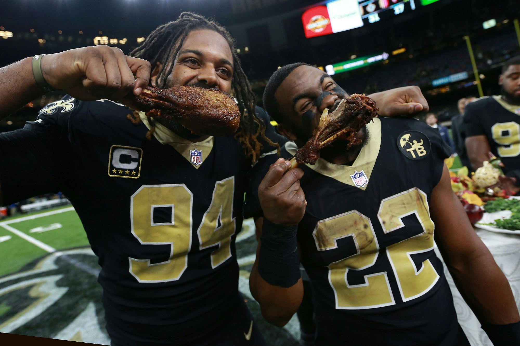 Gracze New Orleans Saints zajadają się tradycyjnym indykiem dla zwycięzców w czasie Święta Dziękczynienia w NFL
