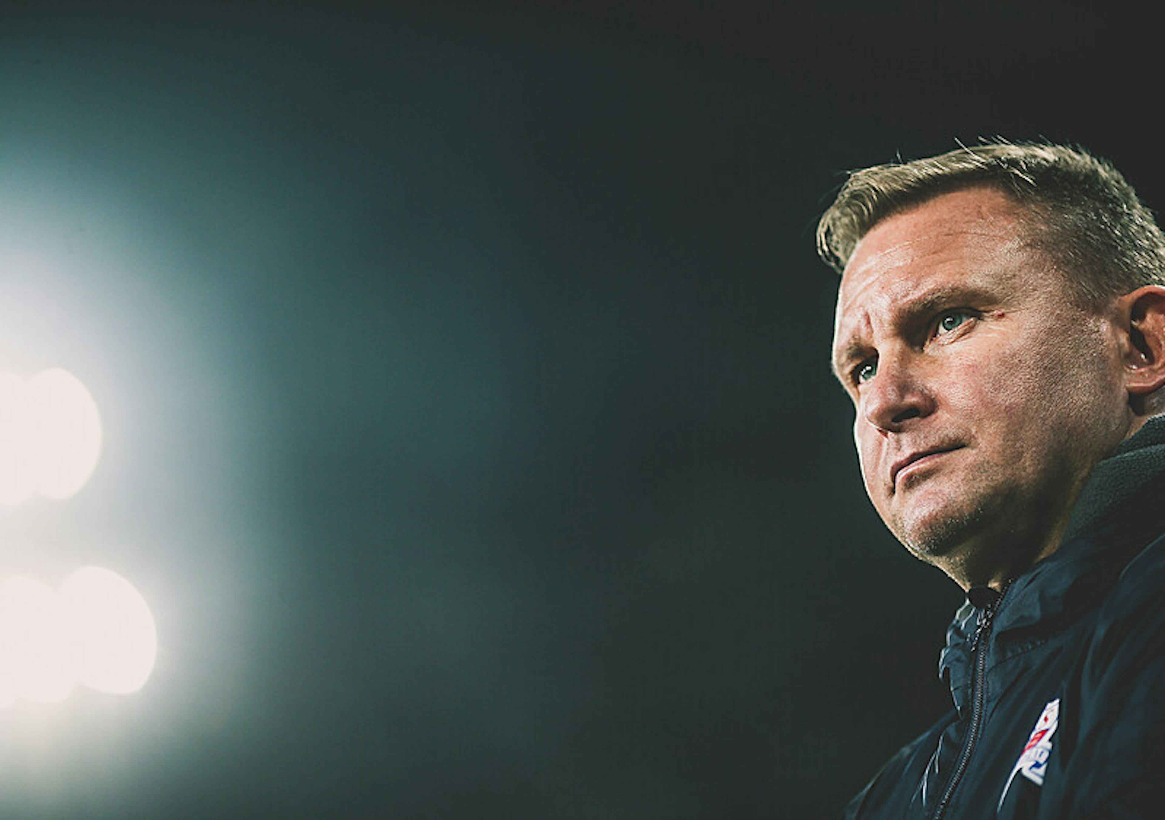 Z NOGĄ W GŁOWIE. Cierpienia młodego trenera. Jak ambicja gubi Krzysztofa Bredego