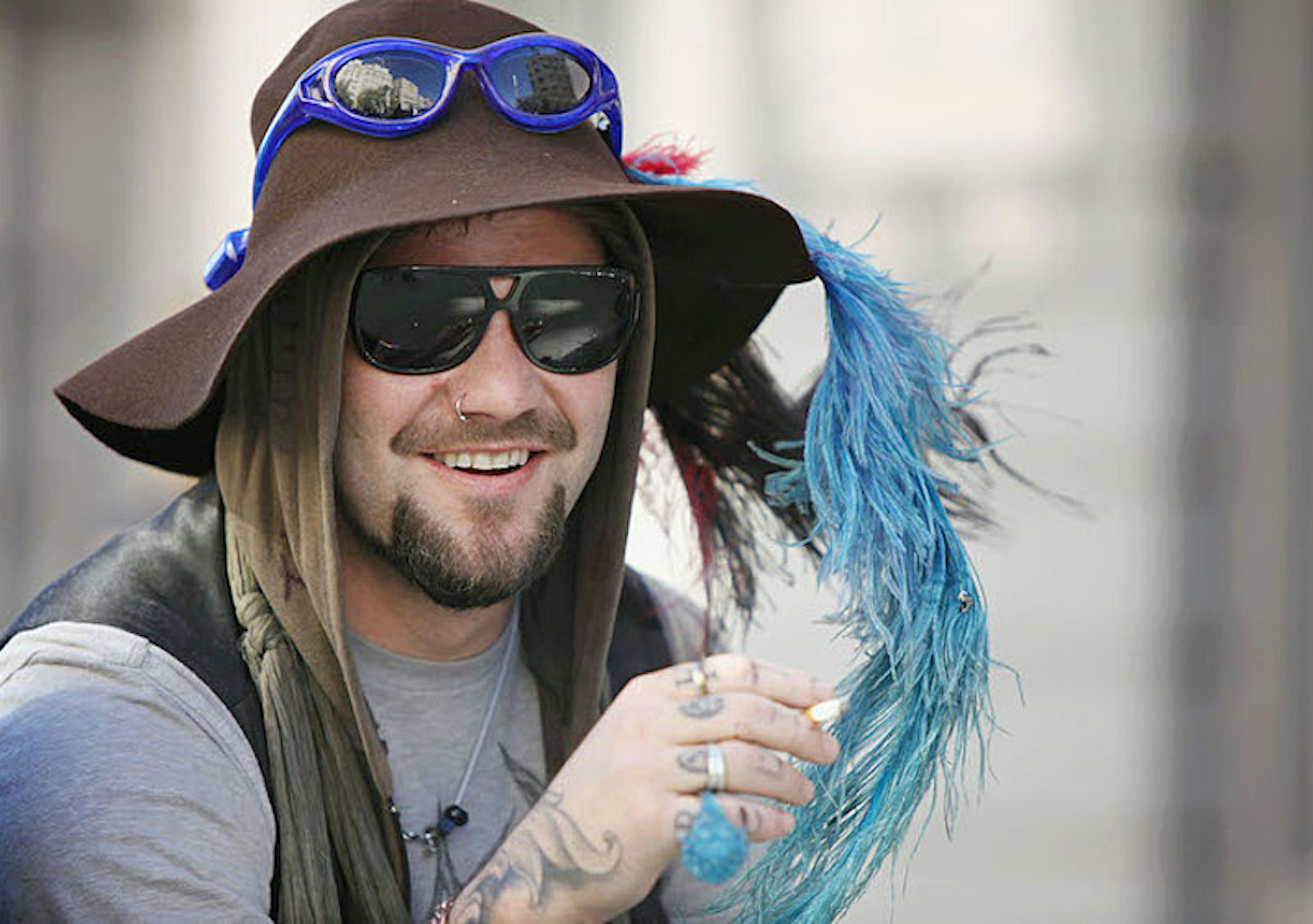 Braci się nie traci. Ekipa "Jackass" pomaga Bamowi Margerze