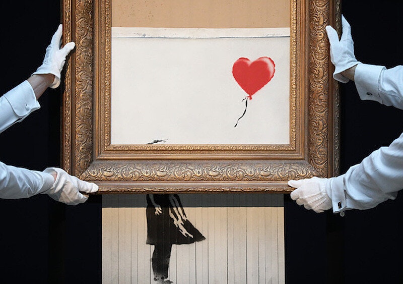 Anonimowy wandal i najsłynniejszy artysta świata. Zebraliśmy najciekawsze dzieła Banksy’ego