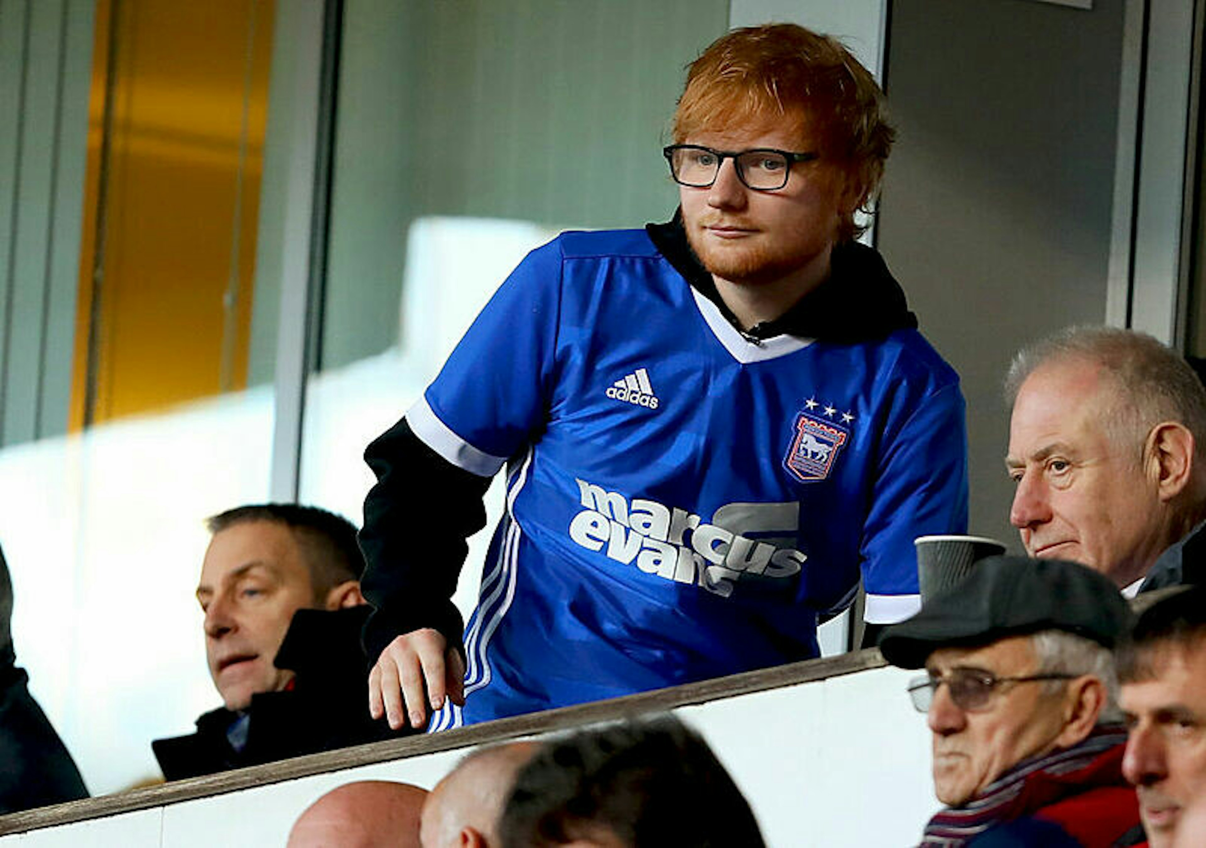 TYGODNIÓWKA #68. Śpiewający sponsor Ipswich Town. Ed Sheeran przejmuje koszulki The Blues od nowego sezonu