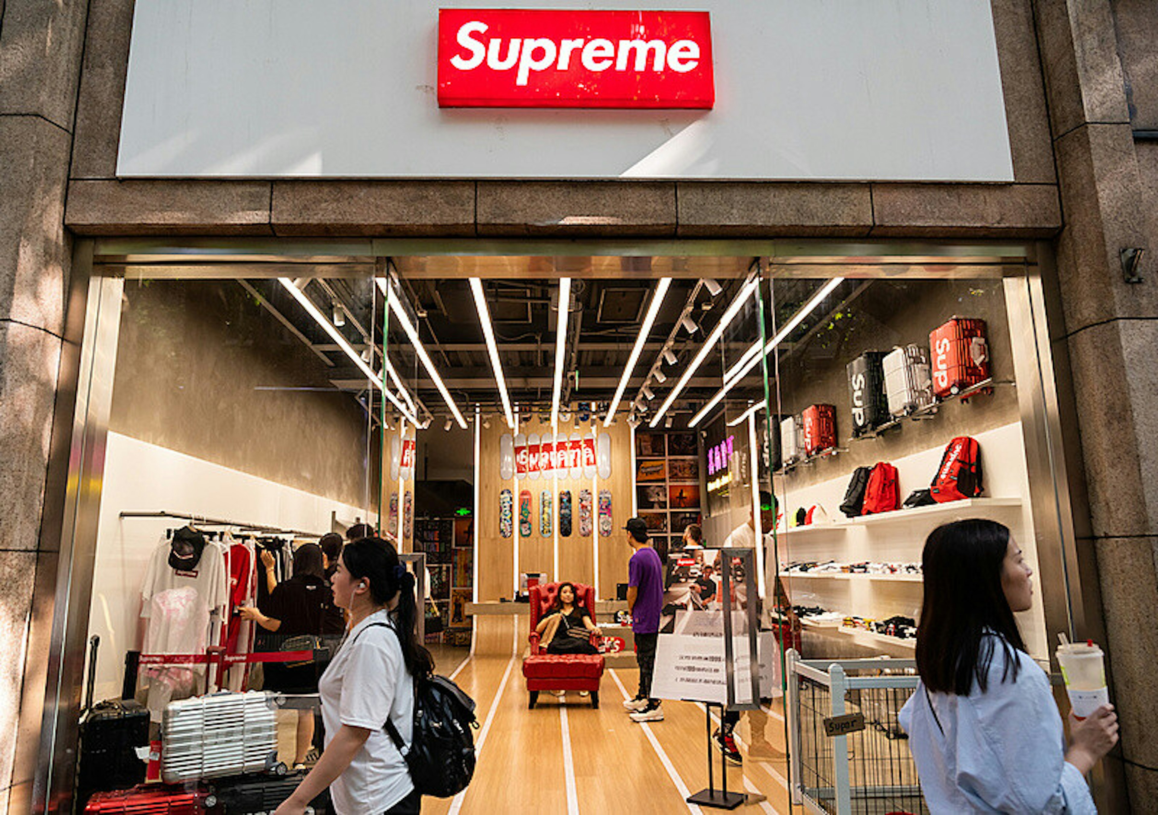 Założyciele fejkowych sklepów Supreme skazani na kilka lat więzienia i wypłatę odszkodowań