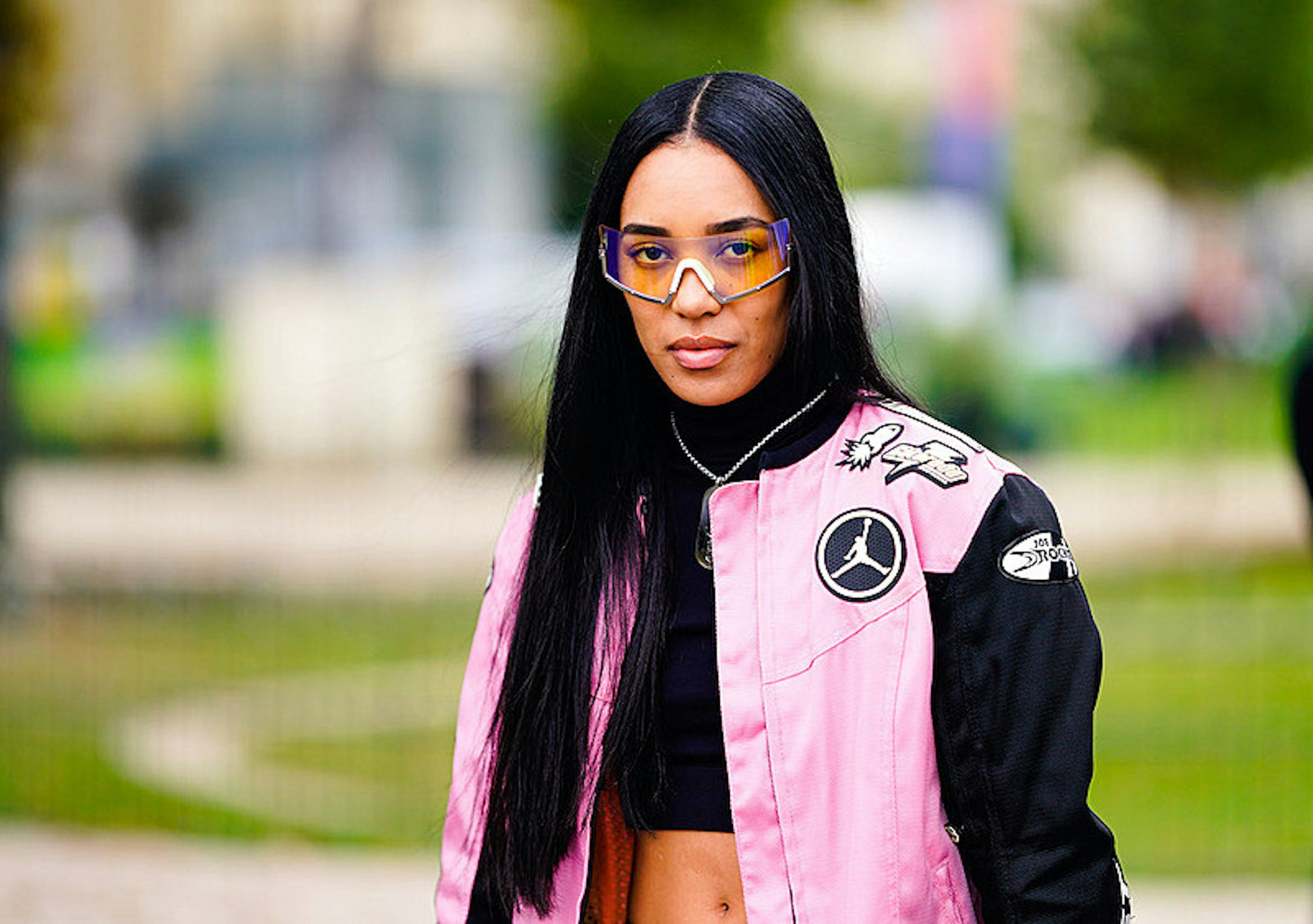 Dlaczego Aleali May to jedna z najważniejszych postaci kobiecego streetwearu?