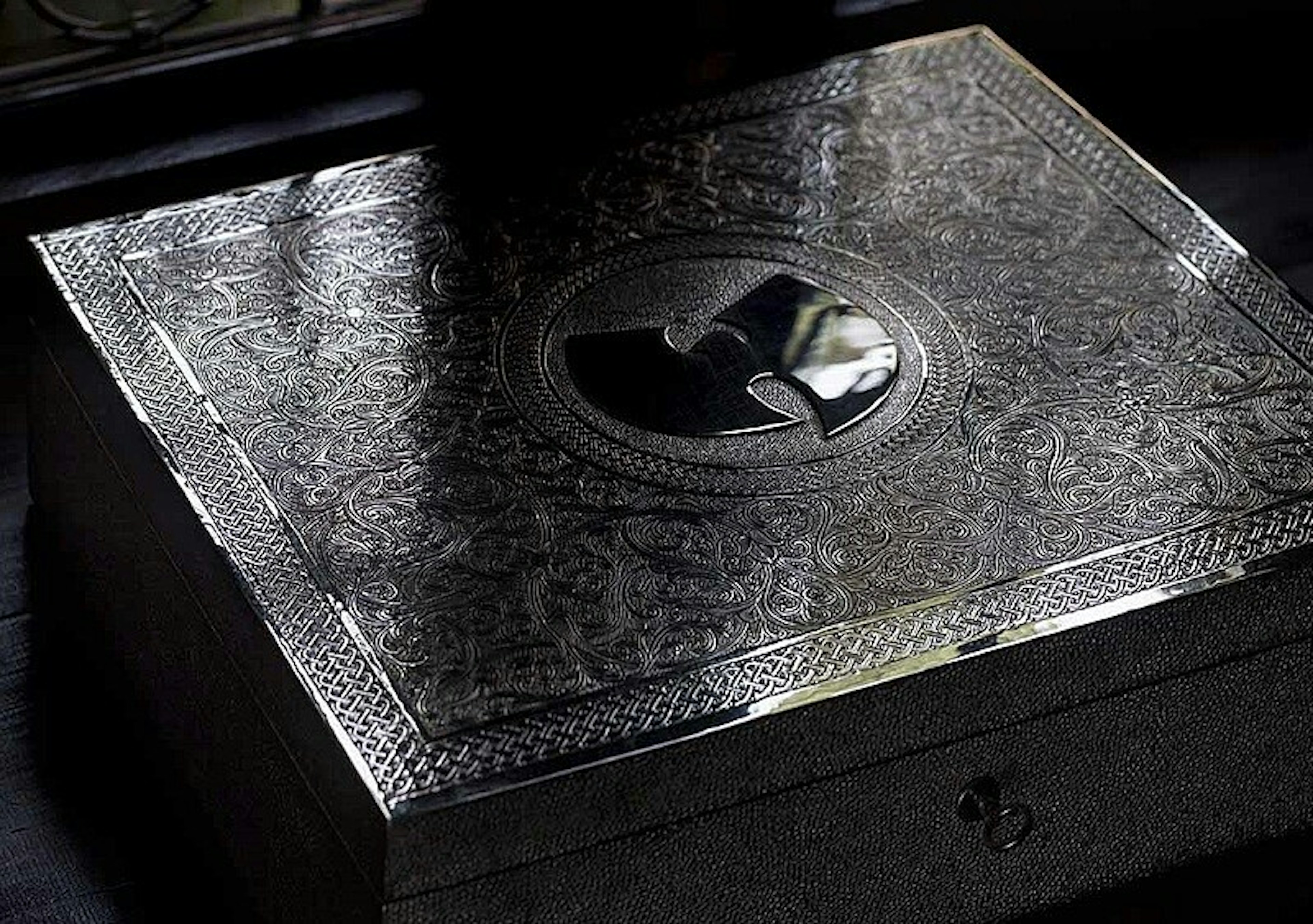 Jeden egzemplarz, miliony $, piłkarze Barcelony na feacie. Losy słynnej płyty Wu-Tang Clanu