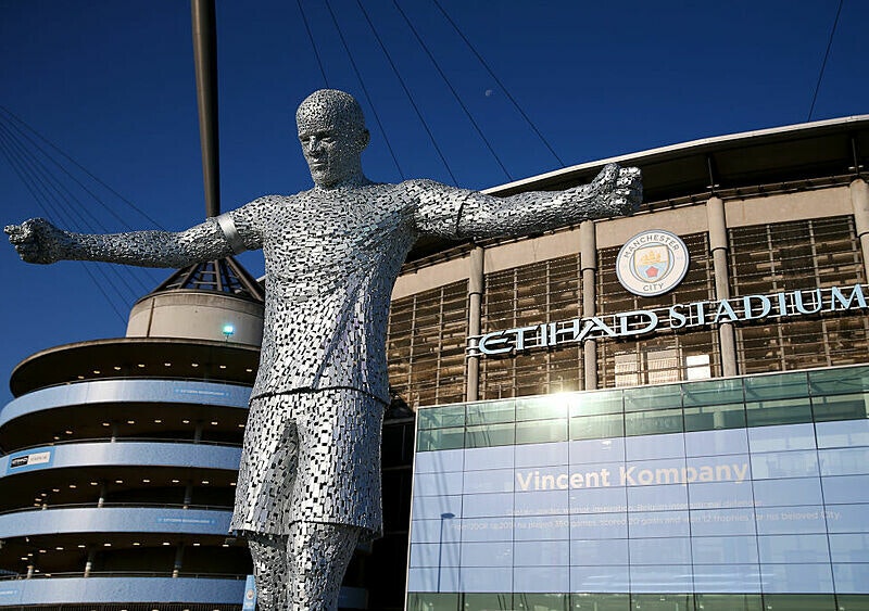 Czasem lepiej zachować legendy w pamięci niż na pomnikach. Trudna sztuka uwieczniania wielkich piłkarzy (KOMENTARZ)