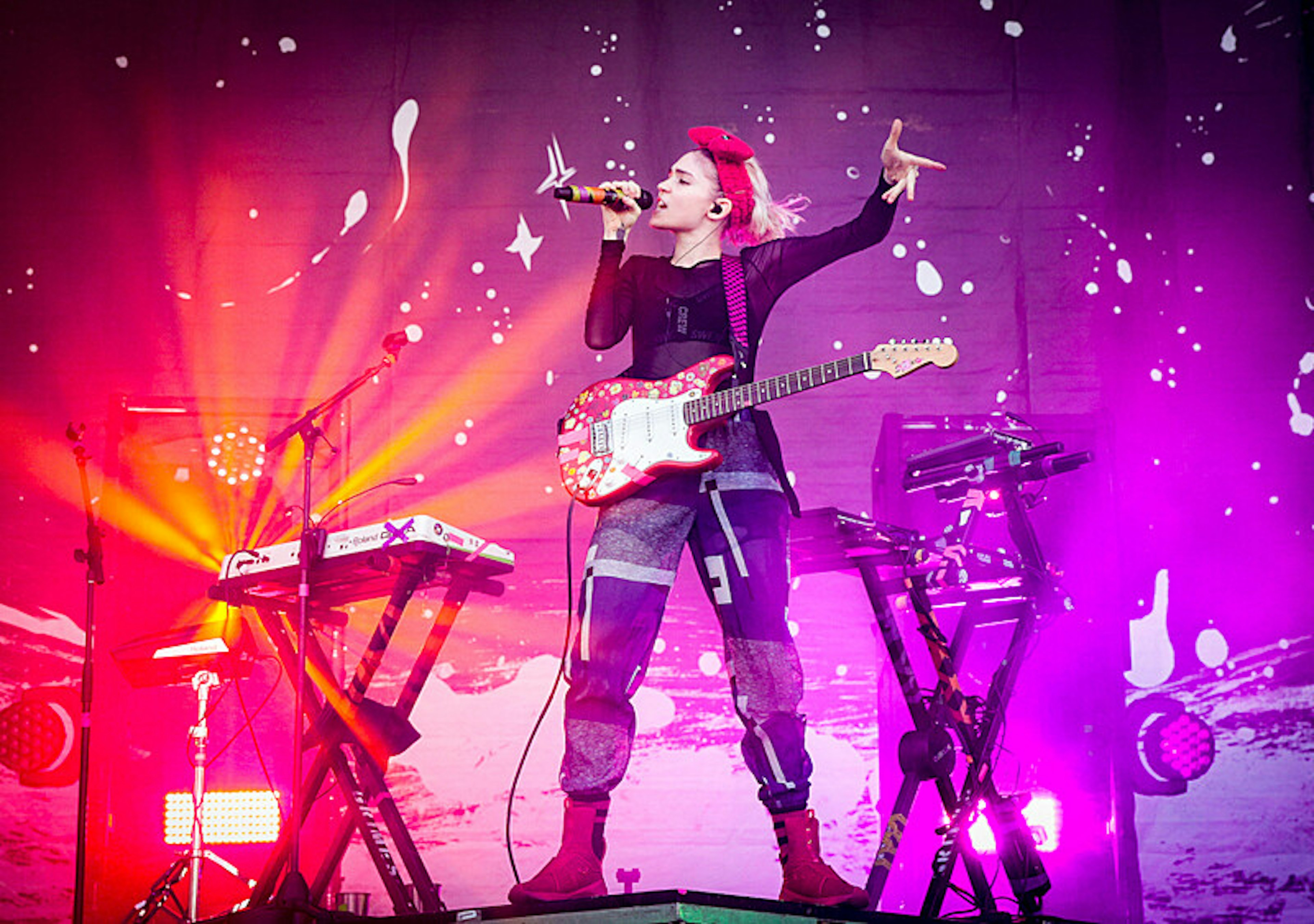 Grimes sprzedaje na wystawie zdjęcia, obrazy i… kawałek swojej duszy