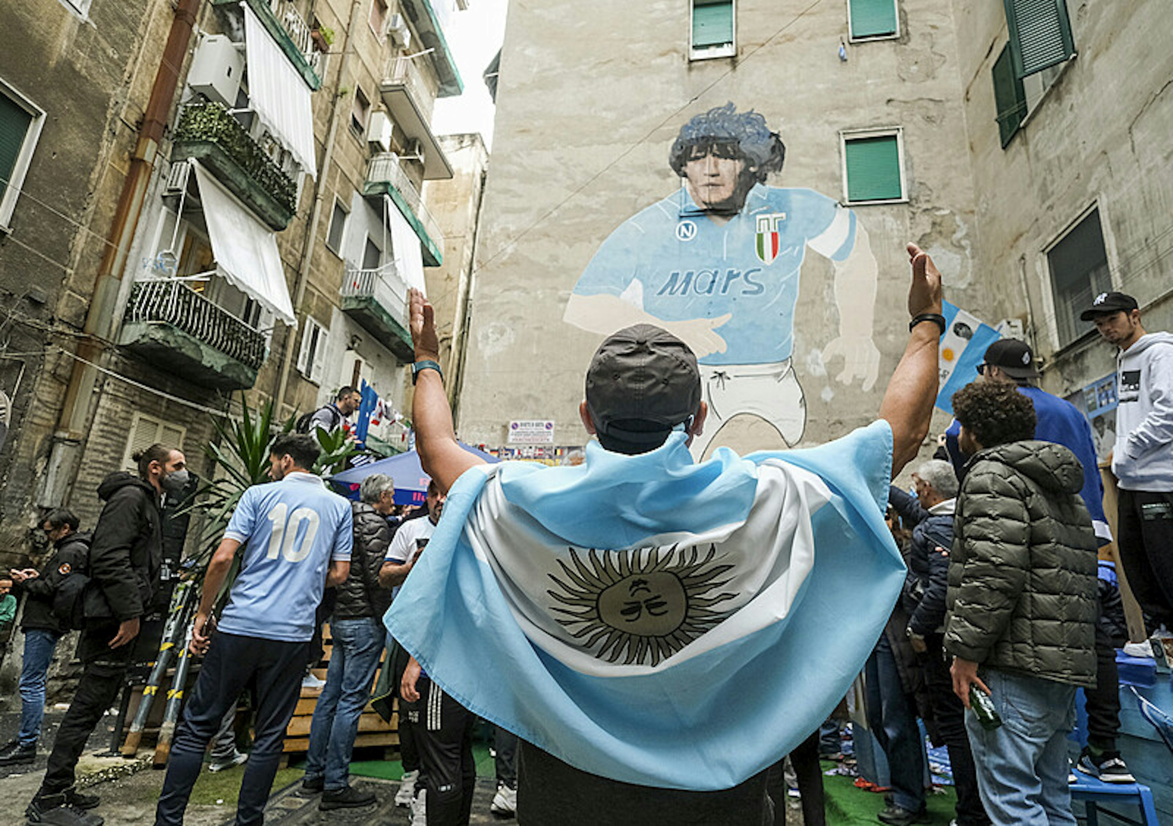 Zamrażanie dawnych idoli. Paolo Sorrentino i jego „Ręka Boga” pokazują siłę mitu