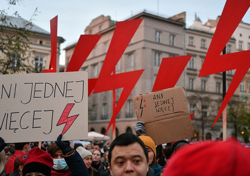 Kobiety o prawie aborcyjnym w Polsce: „Jesteśmy bezradne w starciu z systemem” (WIELOGŁOS)