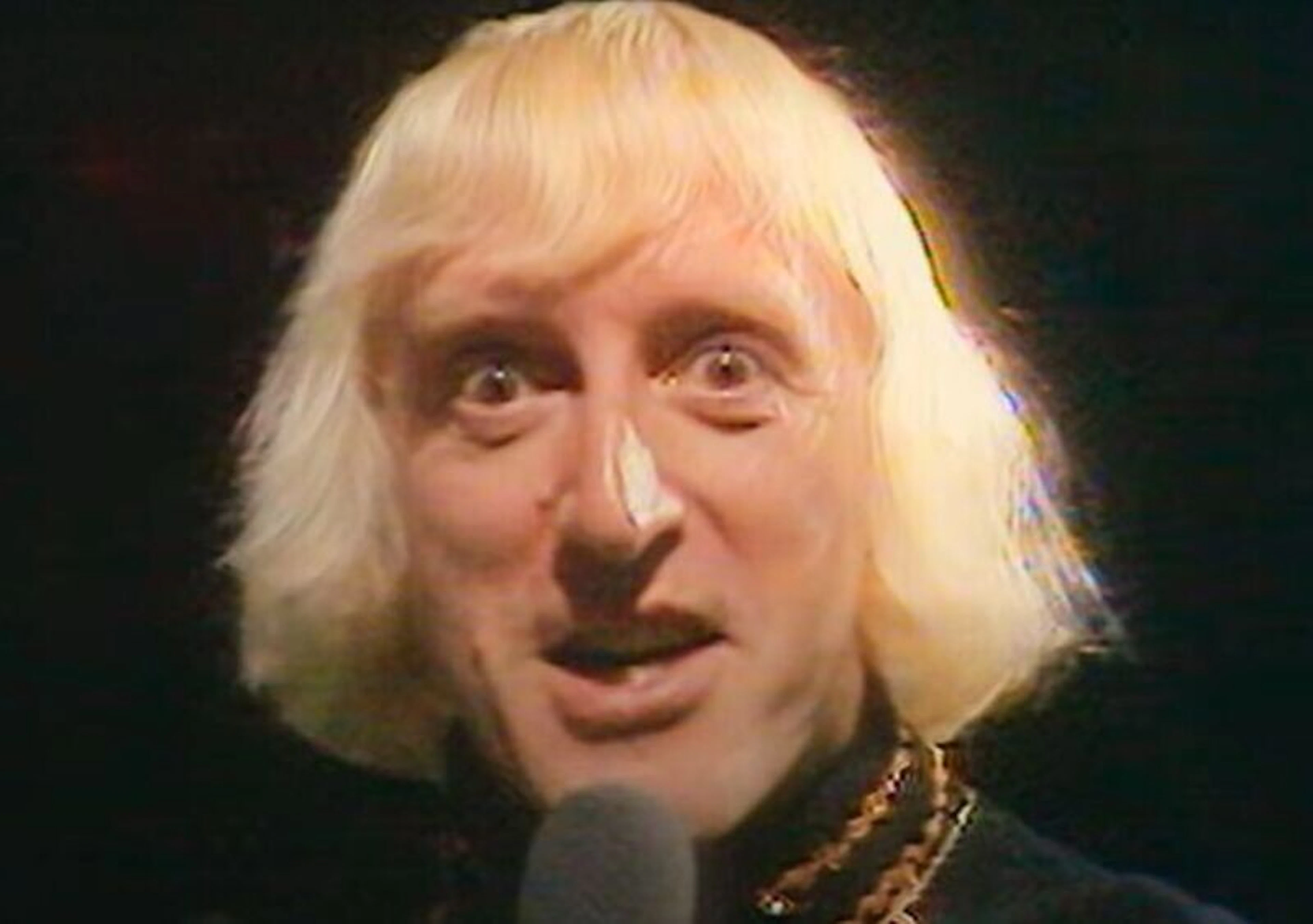 „Jimmy Savile: brytyjski horror” to na ten moment najstraszniejszy serial roku (RECENZJA)