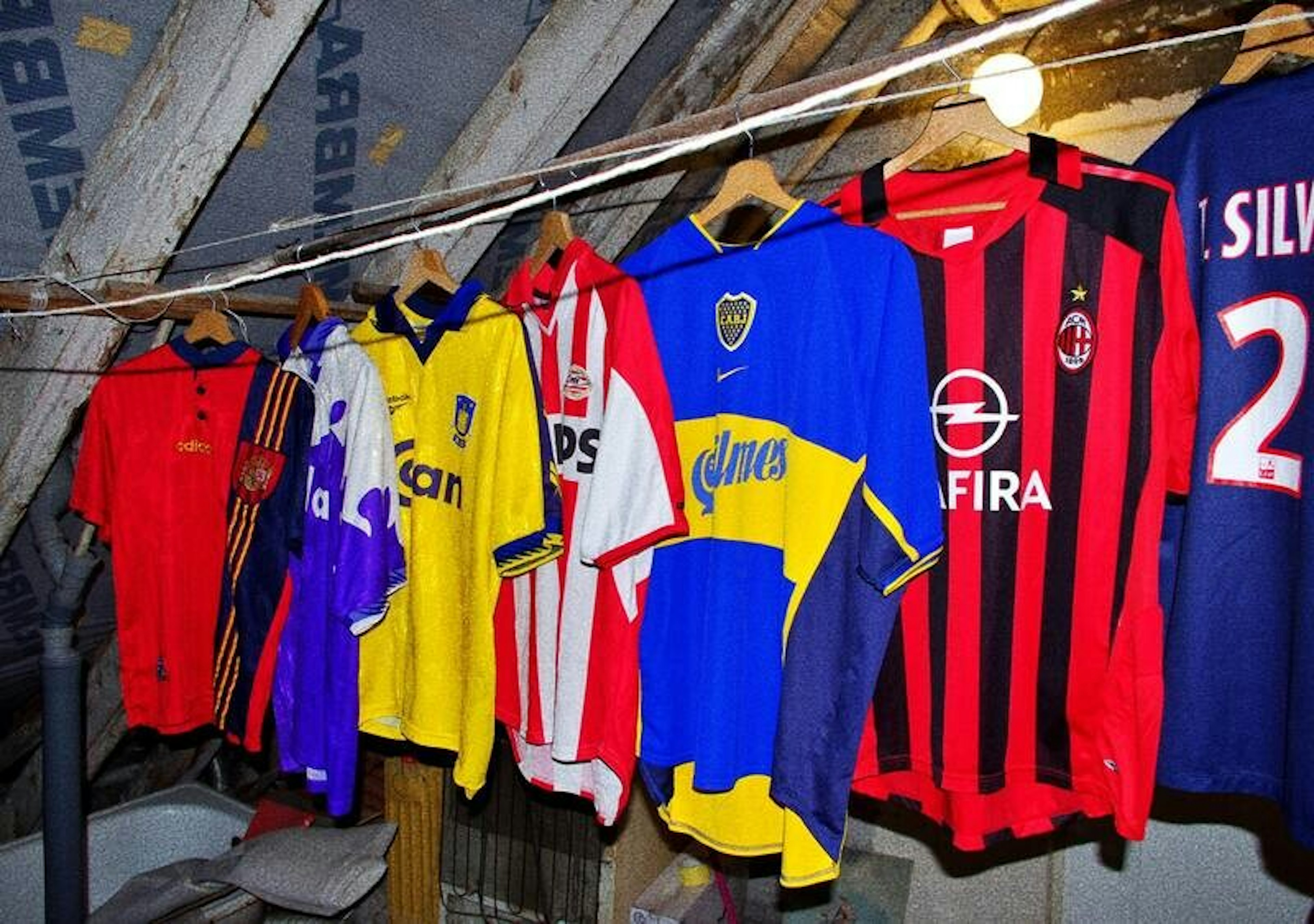 „Koszuleczki, piłeczka, lifestyle”. Jak dwaj pasjonaci weszli w świat piłkarskich ciuchów retro