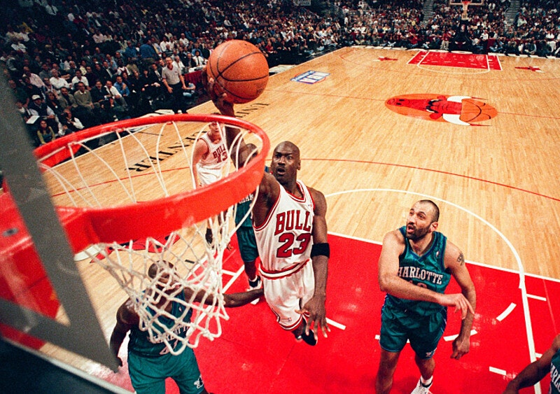 Chicago Bulls z lat 90. byli nie tylko wielcy na parkiecie, ale mieli też ogromny wpływ na popkulturę. Jak to się stało?
