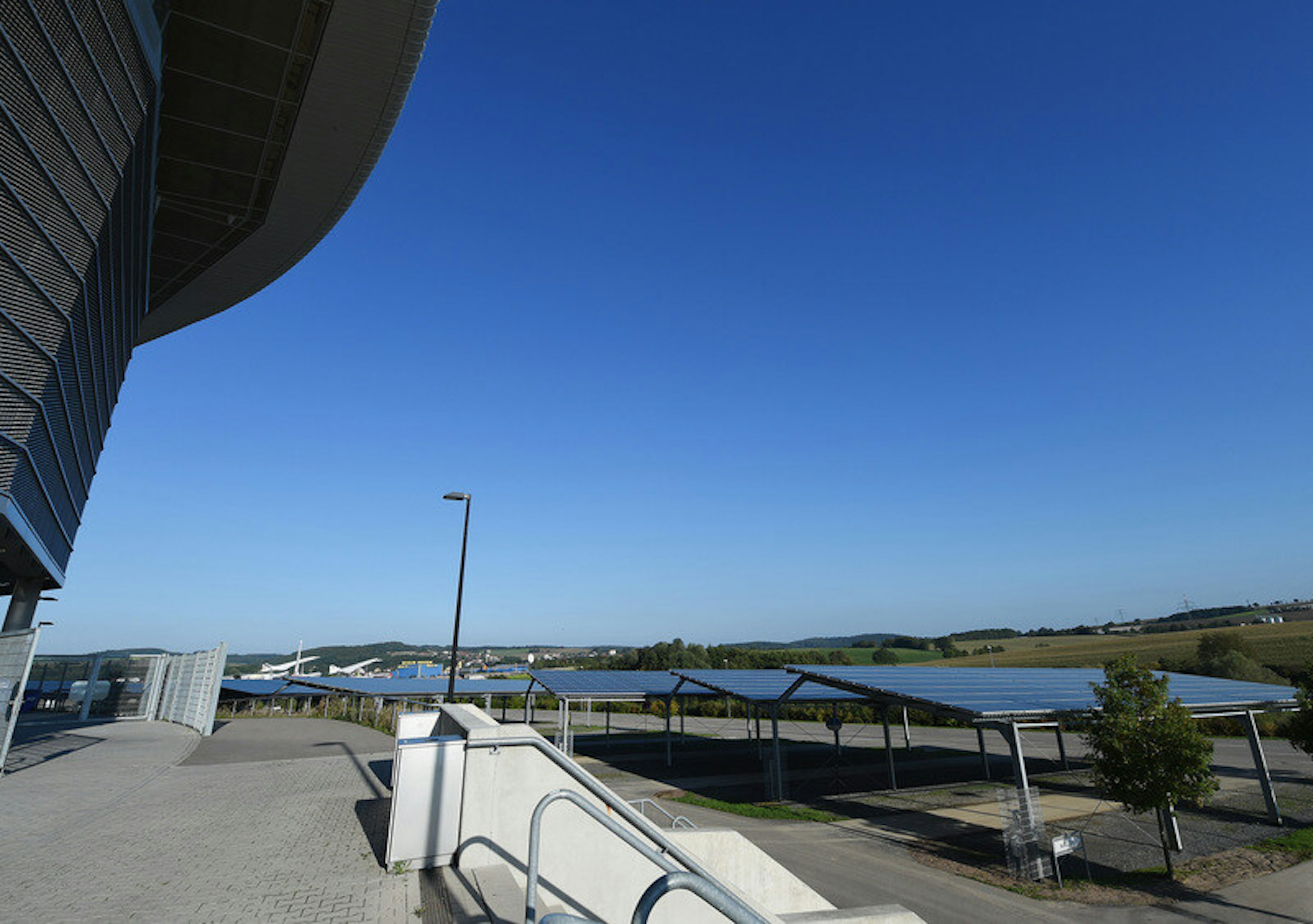 Jak przerobić trawę z boiska na karty autografowe. Ekologiczny wyścig Bundesligi