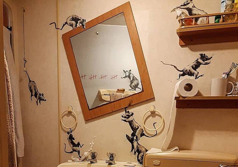 Banksy też siedzi w domu i się nudzi, dlatego... porobił murale w łazience. Żona nie jest zachwycona