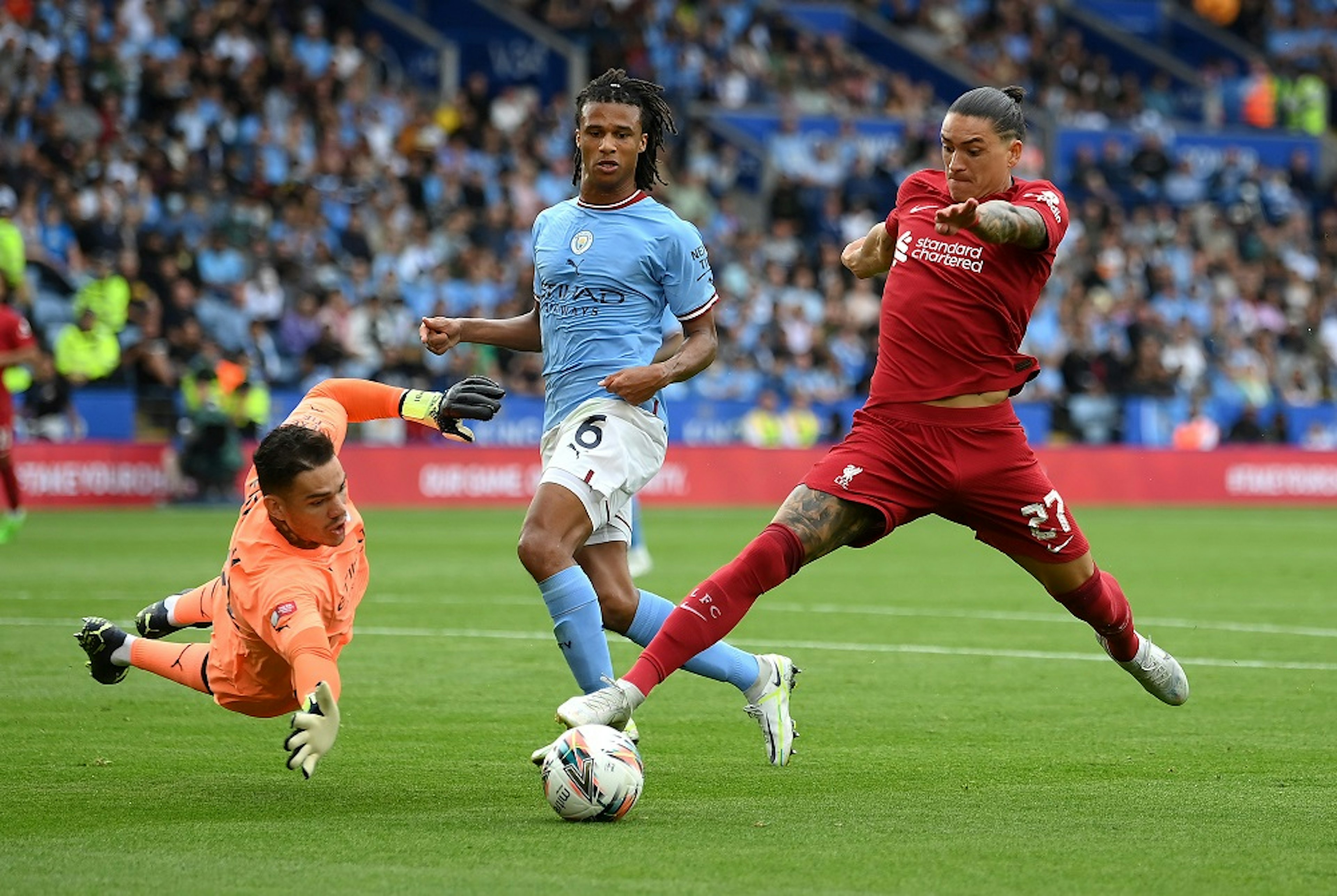 Manchester City v Liverpool - Ederson i Darwin Nunez