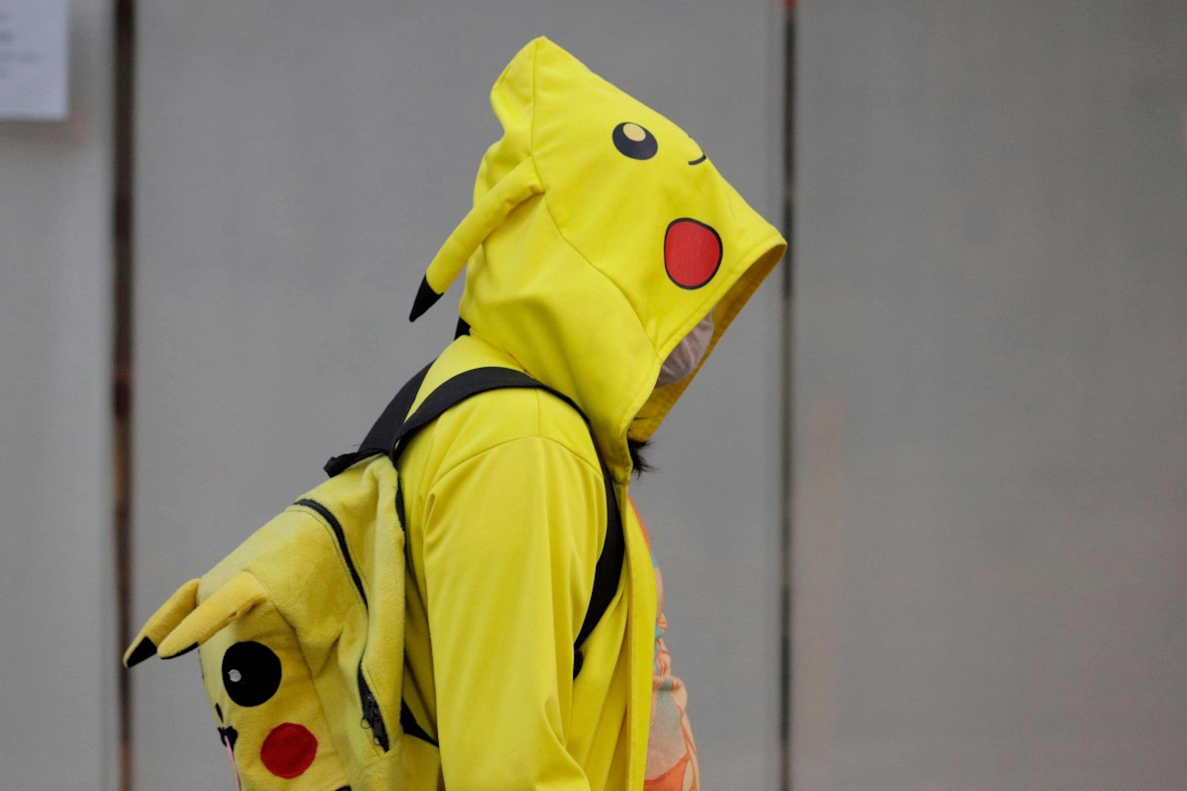 Dorosły mężczyzna w stroju Pikachu
