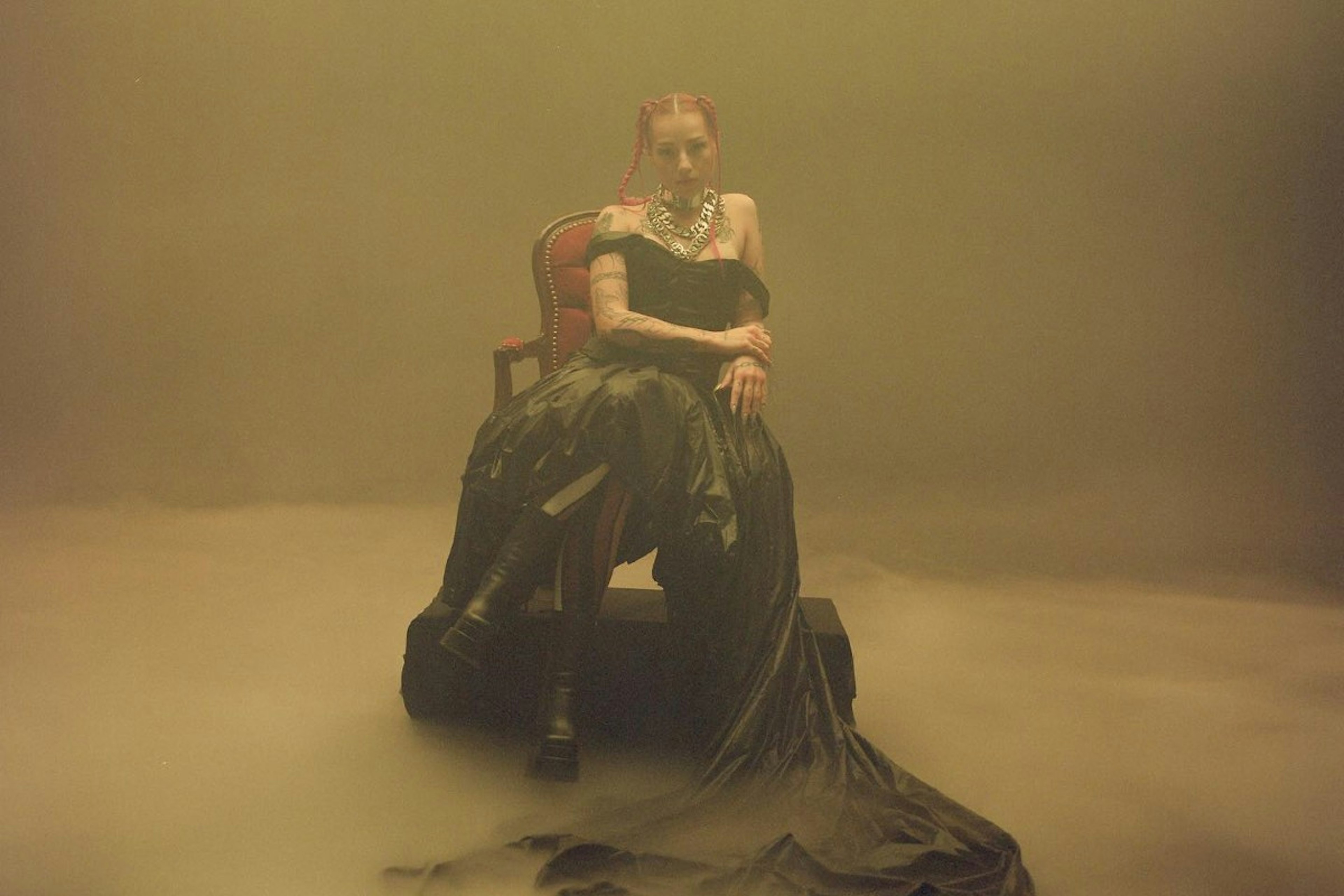 Young Leosia - Crowd / Youtube