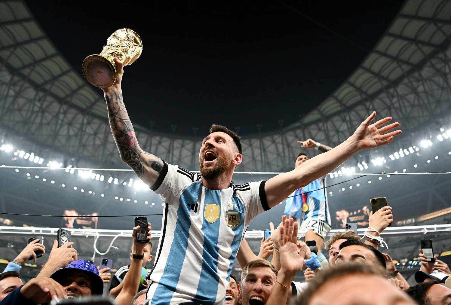 Leo Messi z pucharem za zdobycie mistrzostwa świata