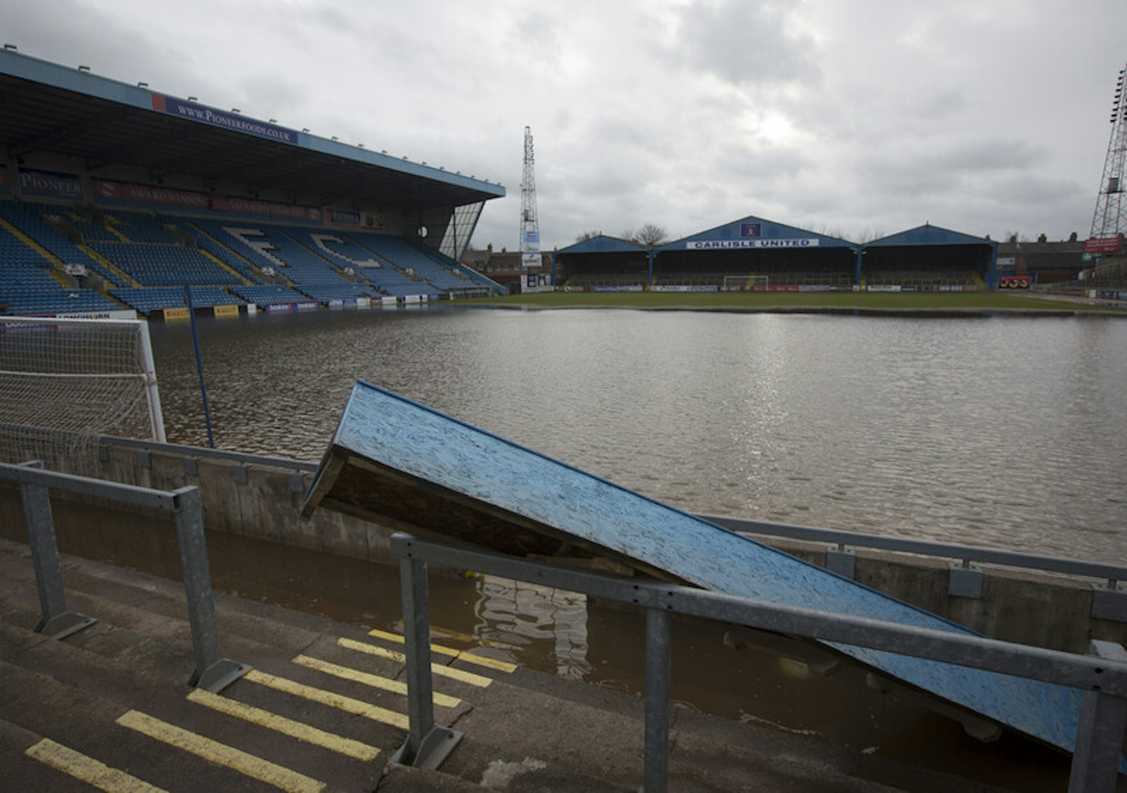 Stadiony pod wodą i odwołane mecze. Futbol przegrywa z katastrofą klimatyczną