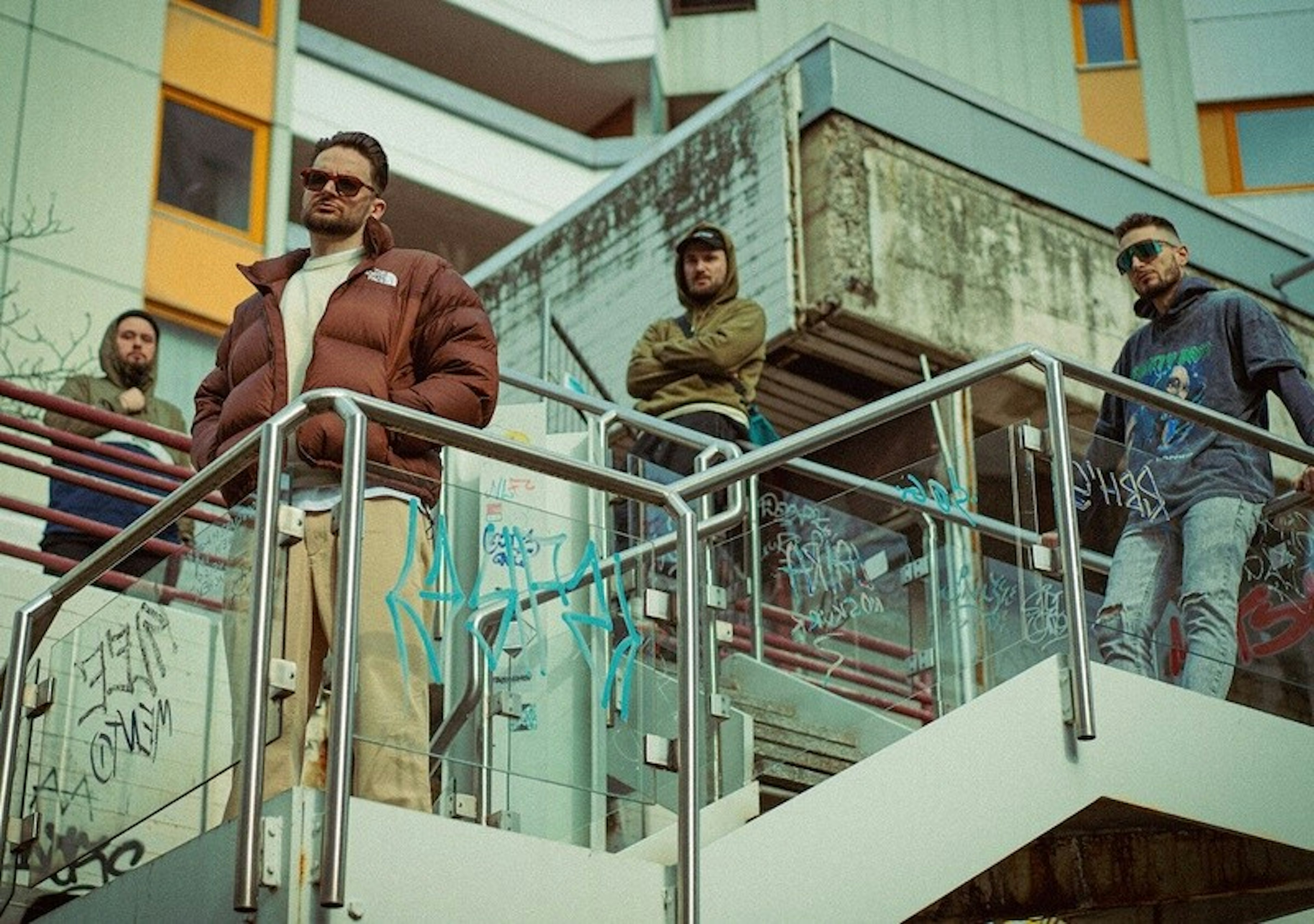 Komicy z depresją w club2020. Recenzja mixtape’u Dwóch Sławów, Mielzkyego i Persa