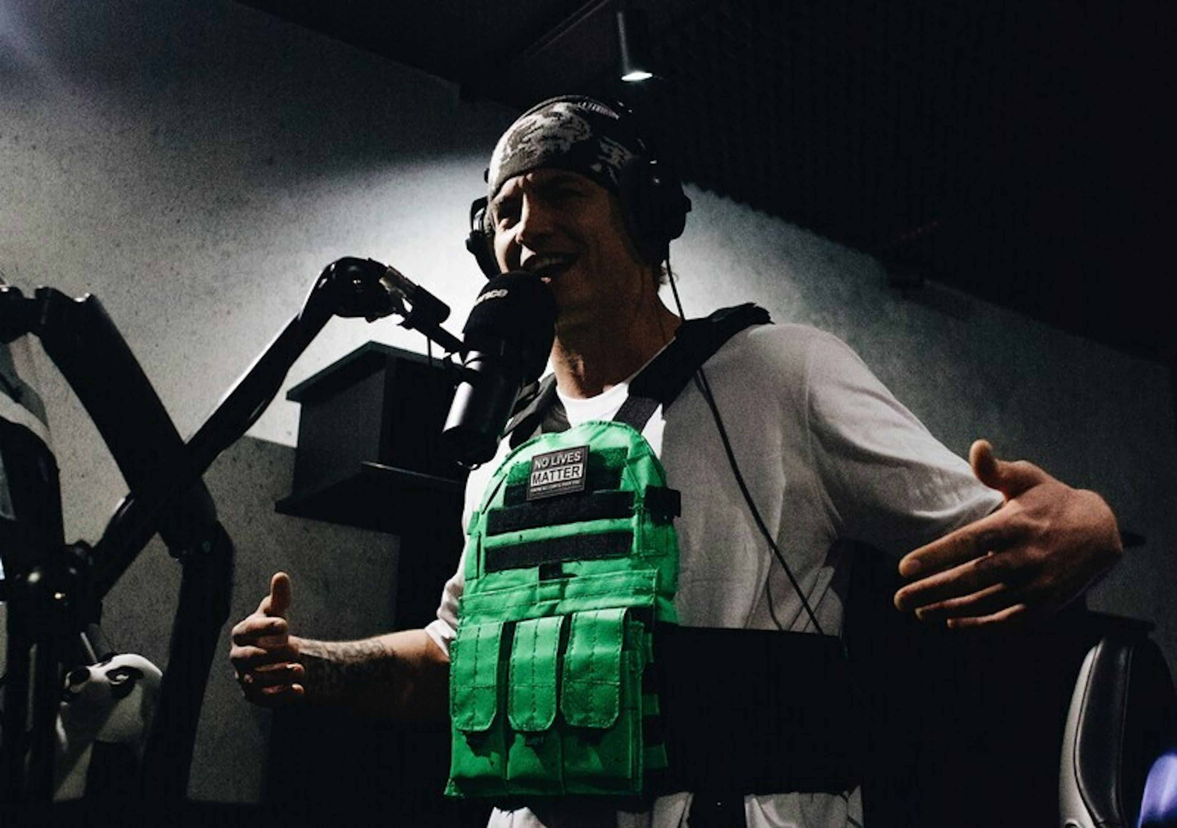 Naga prawda o branży, scenie i samych raperach, Frosti jest „ONE FOOT OUT“