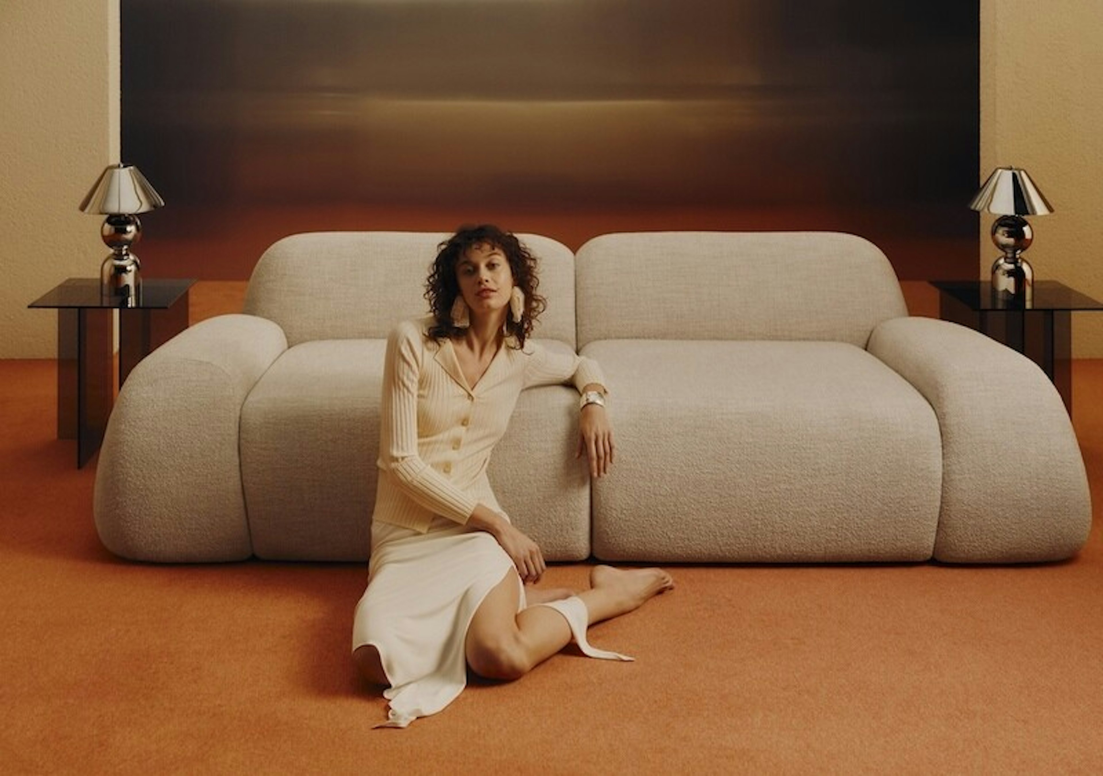 Mebel jak it-bag z wybiegu mody. Czym jest rzeźbiarska sofa Westwing?